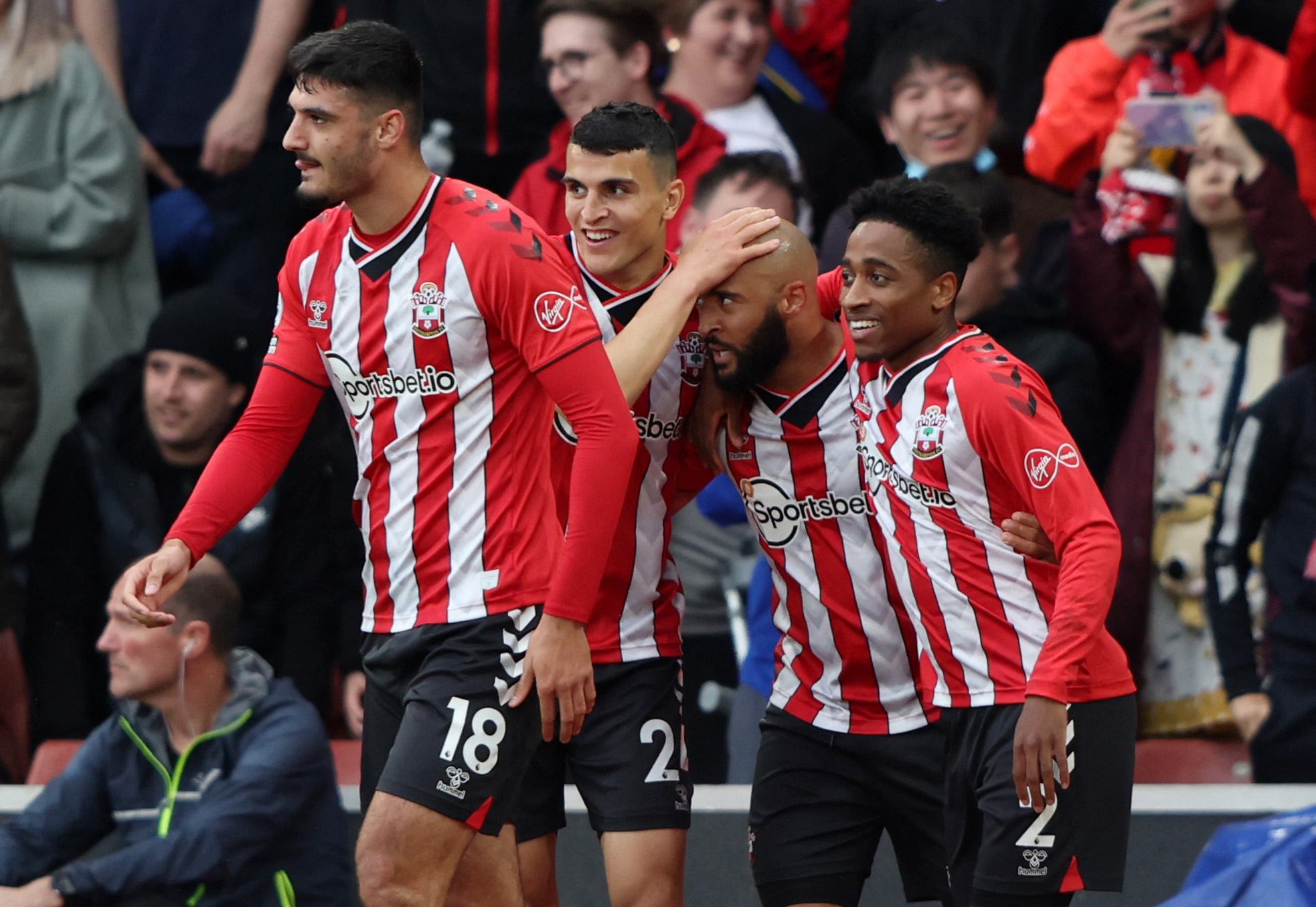 欧冠前瞻：国米本赛季强强战不利，利物浦深陷萨拉赫争议（欧冠展望：国米硬仗表现不佳，利物浦陷入萨拉赫风波）