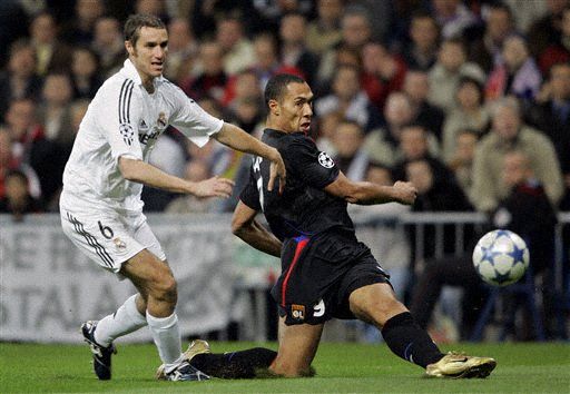 德尚在克莱枫丹问候球员：为卡马庆生、与坎特重逢（德尚抵达克莱枫丹慰问队员：为卡马庆生，重逢坎特）