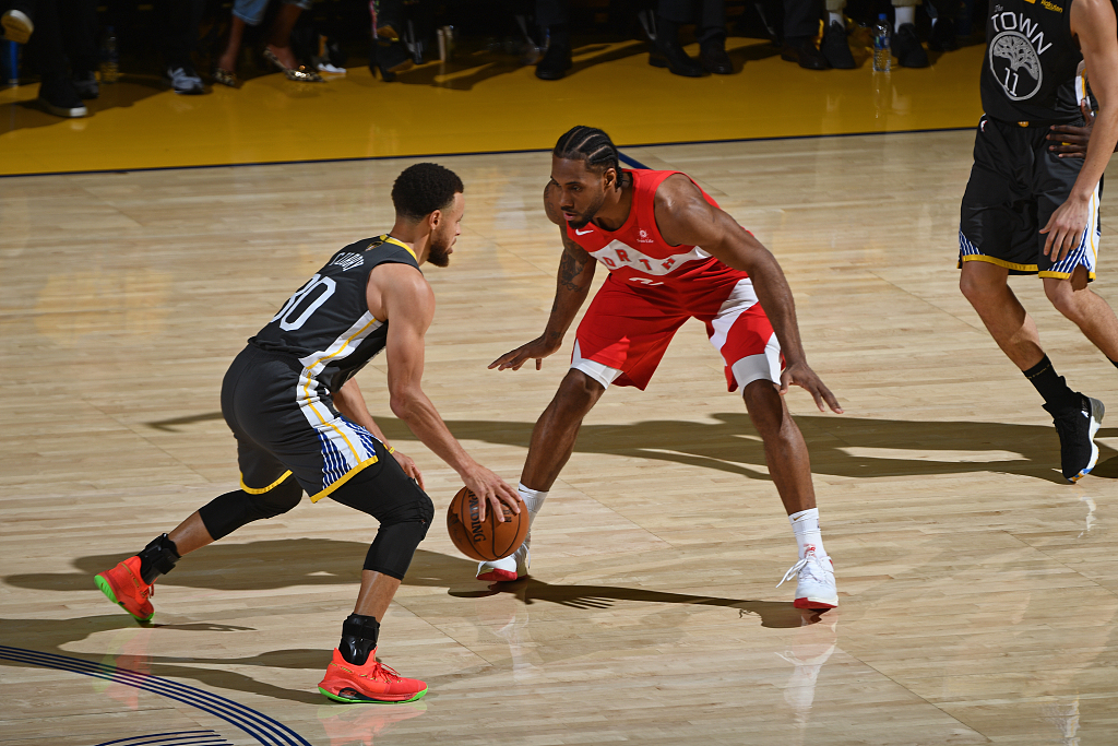 体坛联播｜梅西夺取美职联冠军，萨拉赫炮轰斯洛特（体坛快报丨梅西加冕美职联，萨拉赫抨击斯洛特）