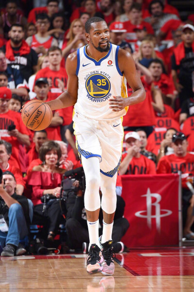 碾压！詹姆斯生涯对阵猛龙58胜18负，场均28+8+7（詹皇统治猛龙：生涯58胜18负，场均28分8板7助）