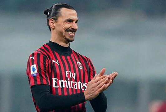 曼城英超33分紧追阿森纳，五项数据领跑联赛（曼城英超积33分逼近阿森纳，五项统计高居榜首）