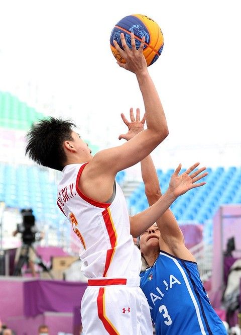 拉菲尼亚金球第五是否不公平？莱万：其实这些排名不能太当真（拉菲尼亚金球第5引争议？莱万：排名不必太认真）