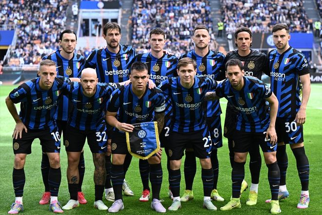 德甲战报：凯恩替补登场戴帽，拜仁5-0狂胜十人斯图加特（德甲：凯恩替补上演帽子戏法，拜仁5-0横扫十人斯图加特）