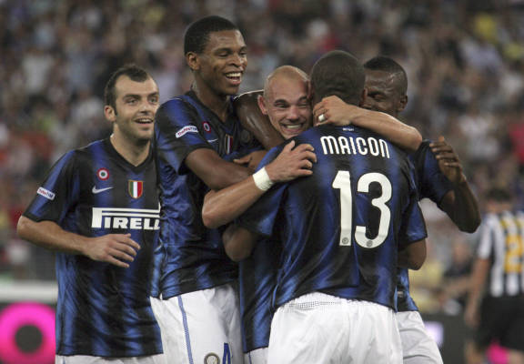 攻守兼备助博洛尼亚斩落领头羊那不勒斯，卢库米当选全场最佳（博洛尼亚力克榜首那不勒斯，卢库米攻防俱佳荣膺全场最佳）