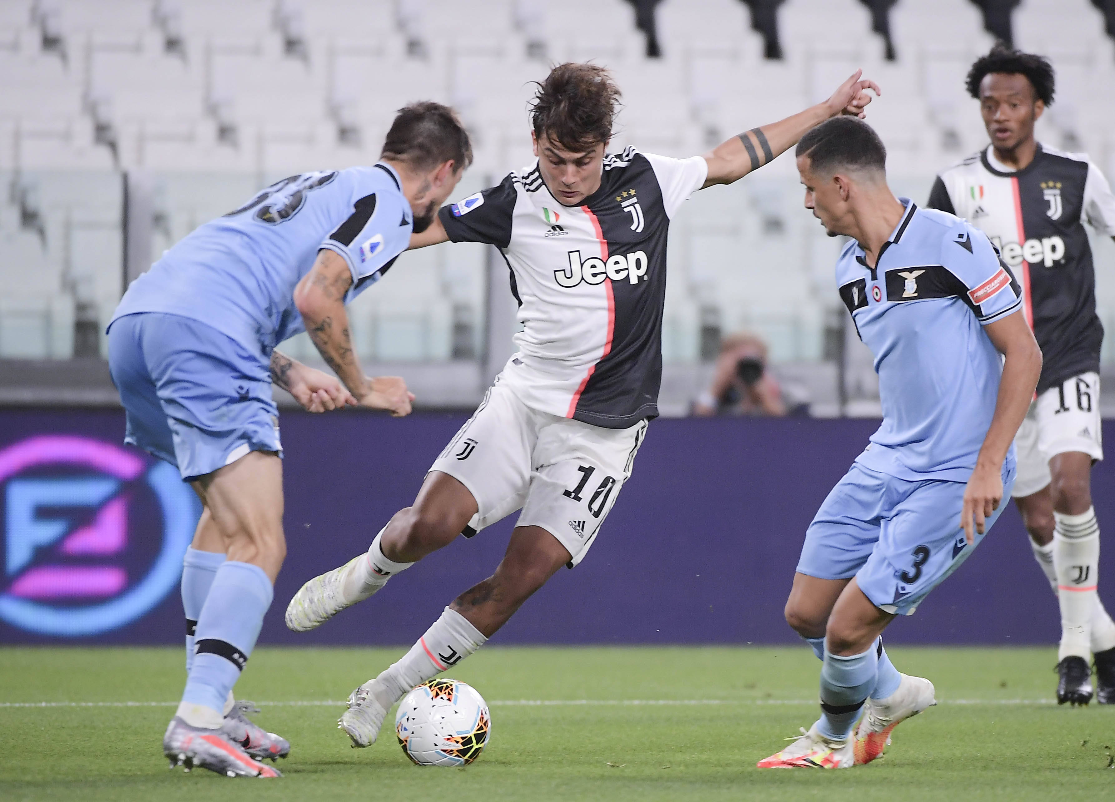 欧冠积分榜分析：各队晋级形势紧张,（欧冠积分榜解读：出线竞争趋于白热化）