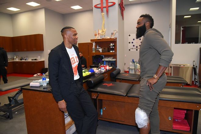 泰州队“苏超”冠军奖杯开启全市巡展，第一站在海陵老街（泰州队“苏超”冠军奖杯全市巡展启幕，首站海陵老街）