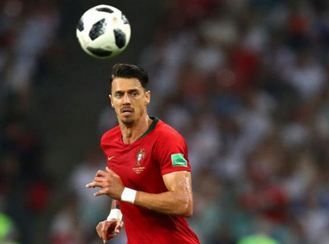 欧冠积分榜分析：小组晋级形势紧张,（欧冠积分盘点：小组出线竞争白热化）